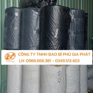 Cuộn PE Ứng dụng của cuộn PE: • Đóng gói sản phẩm công nghiệp, đặc biệt trong các ngành yêu cầu màu sắc riêng biệt để phân loại. • Ngành thủy sản, thực phẩm hoặc hàng hóa xuất khẩu cần đóng gói sạch, thẩm mỹ. • Có nhiều màu sắc như: Xanh Ngọc, Xanh Da Trời, Màu Đen, Trong Suốt, Trắng Sữa,.... Ưu điểm nổi bật: • Màu sắc thẩm mỹ, dịu mắt, tạo cảm giác mát mẻ và dễ nhìn. • Chống bụi, chống ẩm, chống trầy xước bề mặt sản phẩm.
