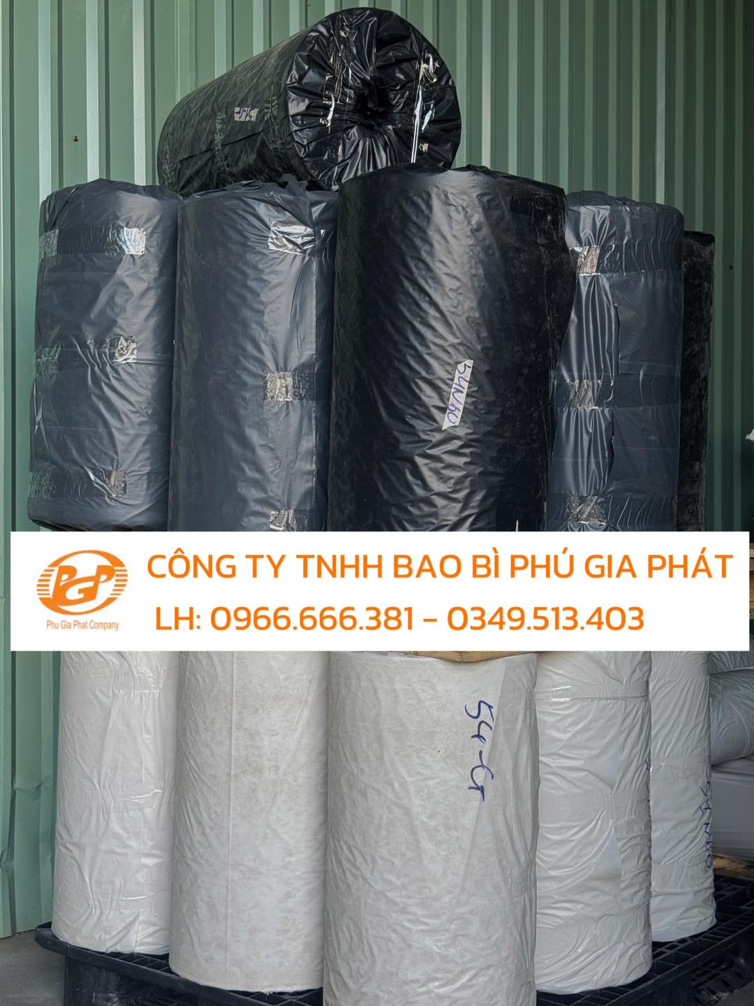 Cuộn PE
Ứng dụng của cuộn PE:
• Đóng gói sản phẩm công nghiệp, đặc biệt trong các ngành yêu cầu màu sắc riêng biệt để phân loại.
• Ngành thủy sản, thực phẩm hoặc hàng hóa xuất khẩu cần đóng gói sạch, thẩm mỹ.
• Có nhiều màu sắc như: Xanh Ngọc, Xanh Da Trời, Màu Đen, Trong Suốt, Trắng Sữa,....
Ưu điểm nổi bật:
• Màu sắc thẩm mỹ, dịu mắt, tạo cảm giác mát mẻ và dễ nhìn.
• Chống bụi, chống ẩm, chống trầy xước bề mặt sản phẩm.